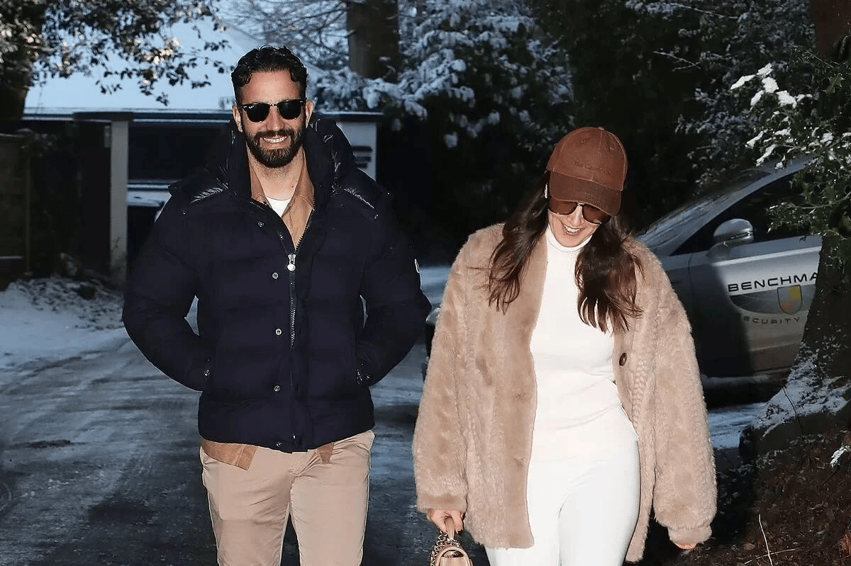 阿莫林戴墨镜竖拇指开启度假模式，曼联买单，带薪休假到6月